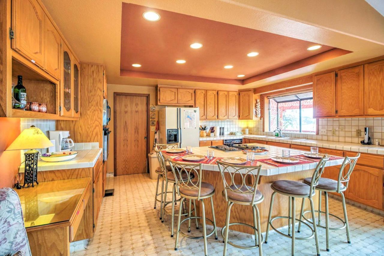 Spacious Kelseyville Home With Large Lakefront Deck! Exterior photo