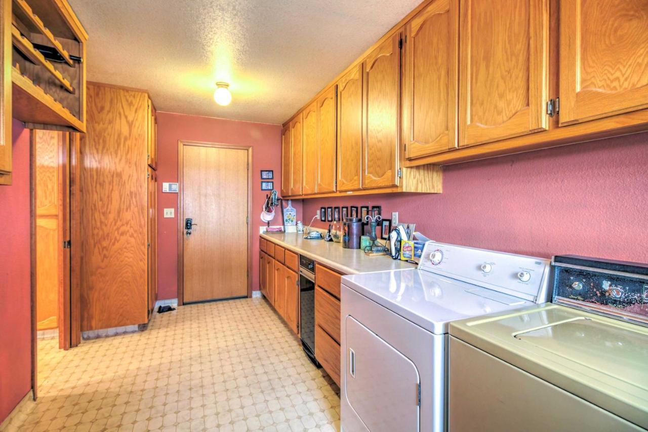 Spacious Kelseyville Home With Large Lakefront Deck! Exterior photo